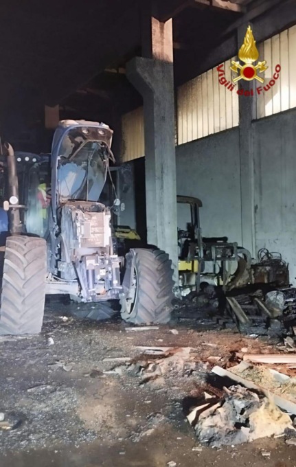 A fuoco un deposito di attrezzi e mezzi agricoli