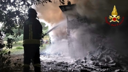 Deposito di legna in fiamme mette in pericolo il magazzino vicino