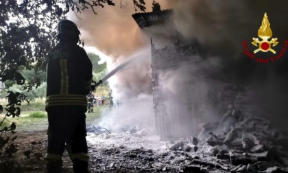 Deposito di legna in fiamme mette in pericolo il magazzino vicino