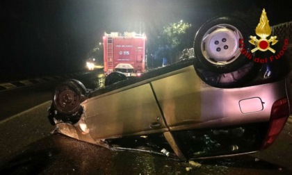 Fiat Punto si schianta contro un autovelox e finisce ruote all'aria