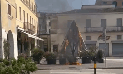 Ombrellone a fuoco nel bar "Al Castello": si indaga per incendio doloso