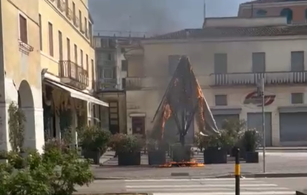 Ombrellone a fuoco nel bar “Al Castello”: si indaga per incendio doloso