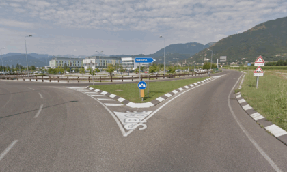 Perde il controllo della moto nella rotonda davanti all'ospedale di Santorso, morto un 50enne