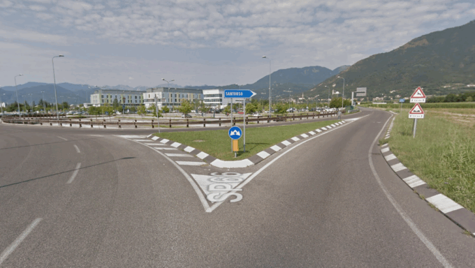 Perde il controllo della moto nella rotonda davanti all’ospedale di Santorso, morto un 50enne