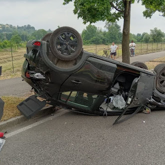 Curioso incidente: due veicoli coinvolti dei quali uno incastrato, ma nessun ferito grave