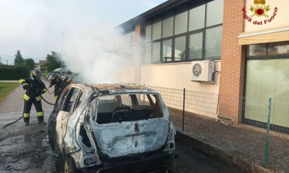 Si accorge del fumo dalla sua Mercedes e accosta vicino a un concessionario: l'auto va subito a fuoco