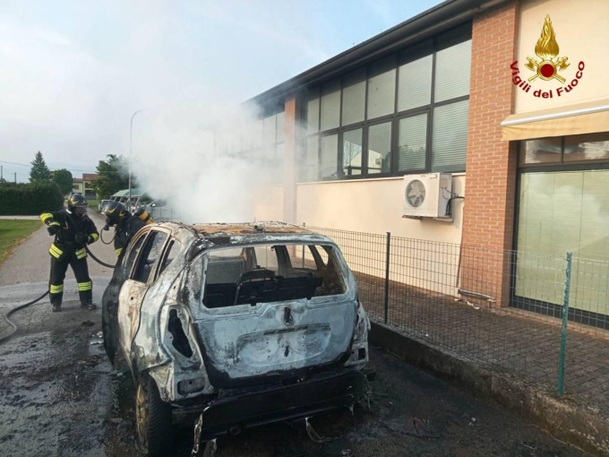 Si accorge del fumo dalla sua Mercedes e accosta vicino a un concessionario: l’auto va subito a fuoco