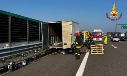 Incidente sull'A4, scontro tra auto e furgone carico di liquido infiammabile
