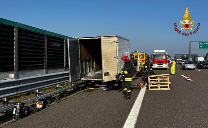 Incidente sull’A4, scontro tra auto e furgone carico di liquido infiammabile