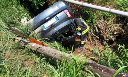 Auto esce fuori strada a Pojana Maggiore e si ribalta in un canale