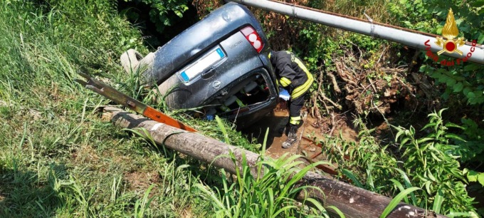 Auto esce fuori strada a Pojana Maggiore e si ribalta in un canale
