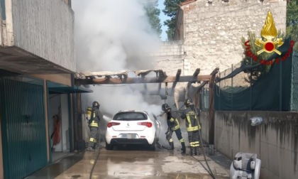 Auto in fiamme sotto una pompeiana a Lonigo, lievi ustioni per il proprietario