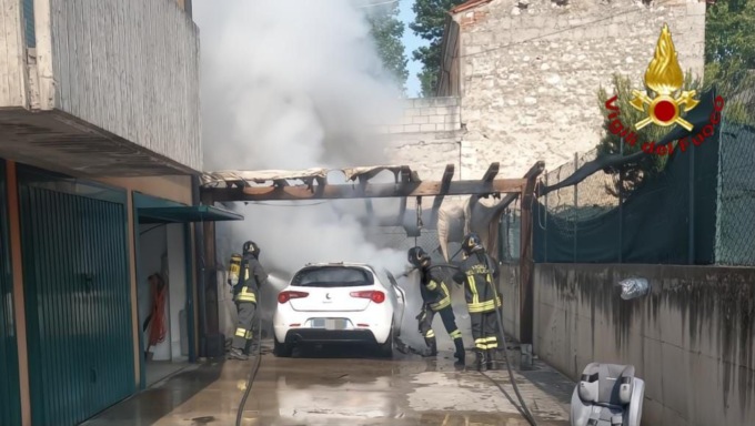 Auto in fiamme sotto una pompeiana a Lonigo, lievi ustioni per il proprietario
