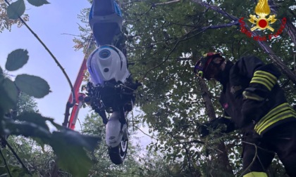 Incidente tra una Honda e una Porsche, moto finisce in una scarpata: ferito un 35enne