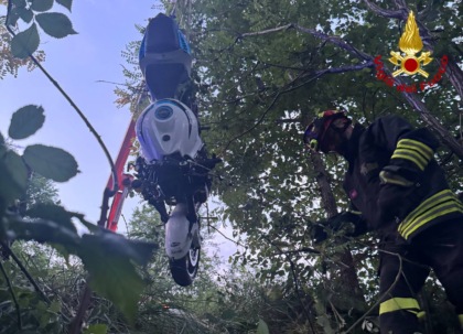 Incidente tra una Honda e una Porsche, moto finisce in una scarpata: ferito un 35enne