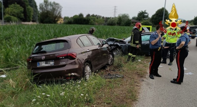 Scontro frontale tra due auto a Montecchio Precalcino, ferite 4 persone