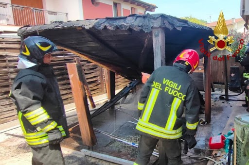 A fuoco il gazebo che abbelliva il terrazzo di casa