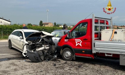 Quattro feriti tra i quali mamma e bimbo di due anni nello scontro tra due auto ed un furgone