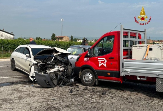 Quattro feriti tra i quali mamma e bimbo di due anni nello scontro tra due auto ed un furgone