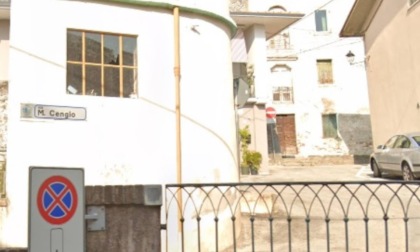 Follia a Caltrano: estrae un ascia, ferisce un giovane e investe la madre (tutto per un litigio stradale)