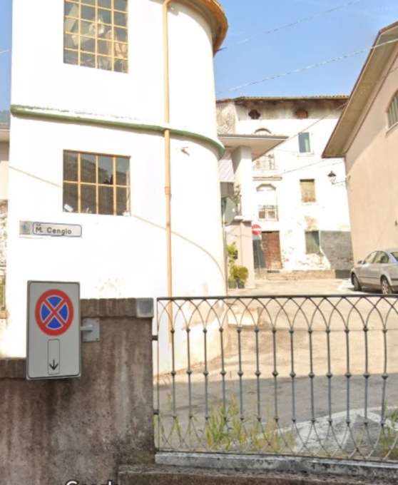 Follia a Caltrano: estrae un ascia, ferisce un giovane e investe la madre (tutto per un litigio stradale)
