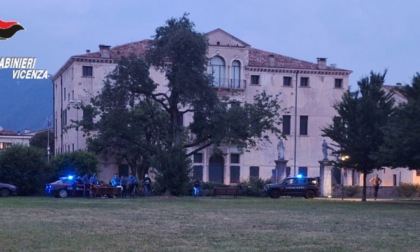 Dallo screzio tra ragazze all'agguato, giovani inseguiti dal gruppo rivale armato di bastoni e coltello