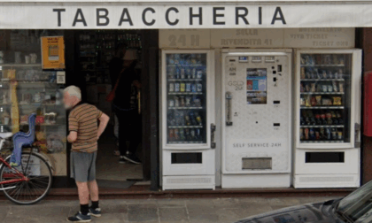 Usa la carta di credito appena rubata al distributore di una tabaccheria, così la Polizia lo rintraccia subito