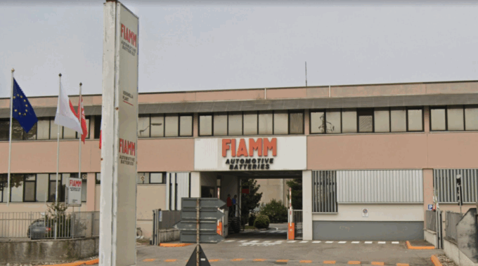 Fiammata in pieno volto: elettricista ustionato mentre lavora al trasformatore