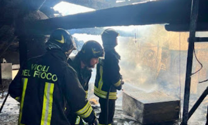 Incendio in una mansarda a Cornedo, una persona intossicata