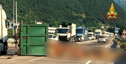 Container si ribalta a Pove del Grappa, carcasse e frattaglie di animali finiscono per strada