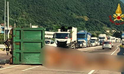 Container si ribalta a Pove del Grappa, carcasse e frattaglie di animali finiscono per strada