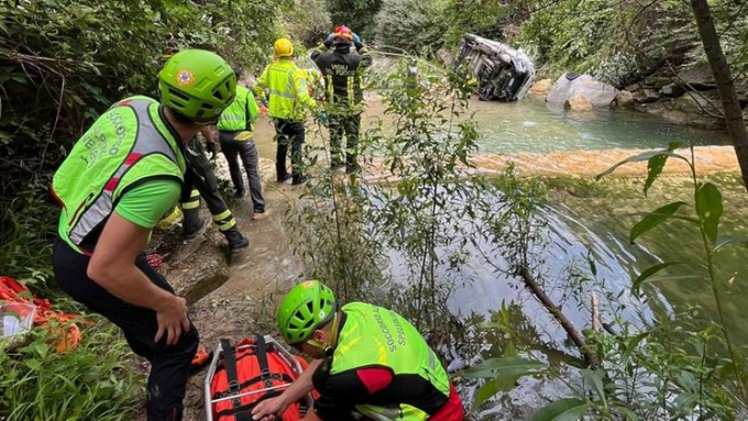Recoaro Terme, pulmino precipita nel torrente: otto feriti, uno grave