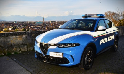 Previdente lavoratore con pinza e seghetto al seguito in centro Città