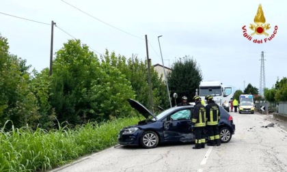 Violento scontro tra due autoveicoli: feriti i conducenti