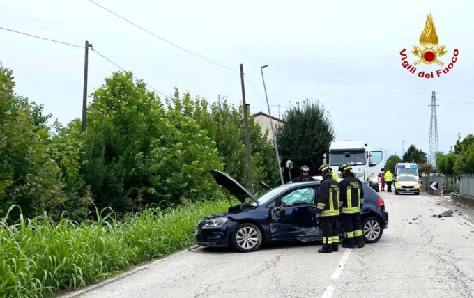 Violento scontro tra due autoveicoli: feriti i conducenti