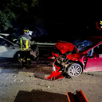 In via dell’Autostrada, scontro frontale nella notte