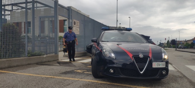 57enne ha un arresto cardiaco vicino alla caserma, i Carabinieri intervengono col defibrillatore e lo salvano