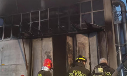 Fabbrica di biopolimeri: capannone va a fuoco di mattina presto