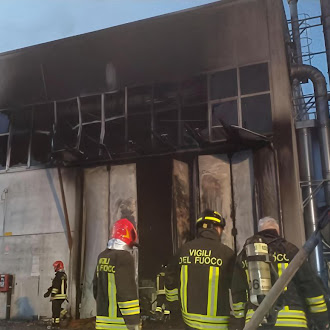 Fabbrica di biopolimeri: capannone va a fuoco di mattina presto