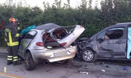 Scontro tra due auto in via Battaglione Val Leogra: quattro persone in ospedale, tra cui due minori