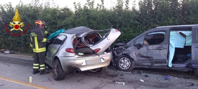 Scontro tra due auto in via Battaglione Val Leogra: quattro persone in ospedale, tra cui due minori