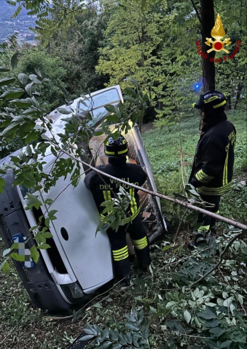 Un ferito nel furgone finito fuori strada
