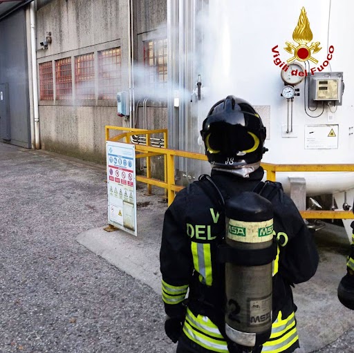 Fuoriuscita di azoto da sito industriale: intervento dei Vigili del fuoco