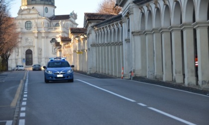 Vede la polizia e tenta di nascondersi, beccato con chiavi e grimaldelli