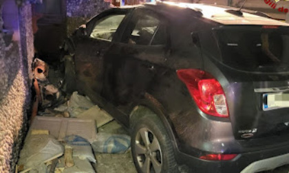 Esce di strada e si schianta in un giardino privato a Recoaro