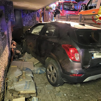 Esce di strada e si schianta in un giardino privato a Recoaro