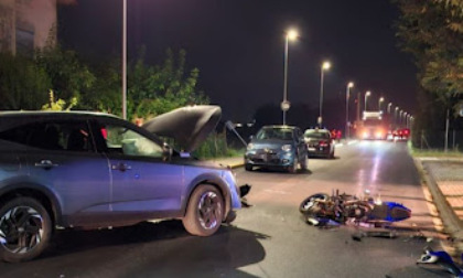 Auto e moto si scontrano nella notte: motociclista all'ospedale