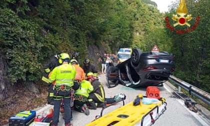 In Altopiano, automobile finisce ruote all'aria al "Castelletto"
