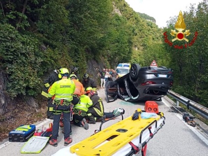 In Altopiano, automobile finisce ruote all’aria al “Castelletto”