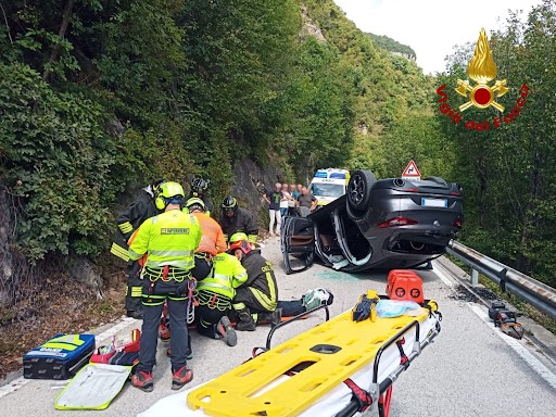 In Altopiano, automobile finisce ruote all’aria al “Castelletto”